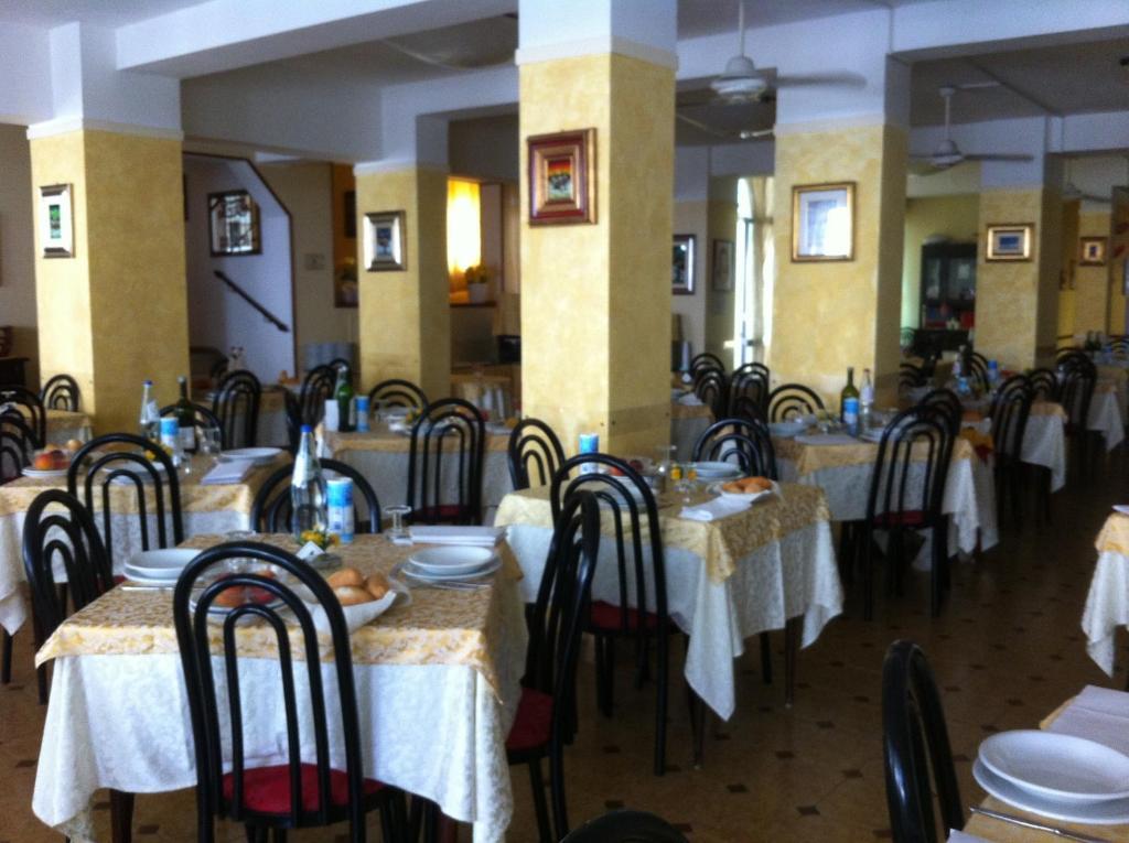 Hotel Angela Misano Adriatico Esterno foto